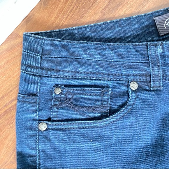 Reitmans - Women's Blue Jeans - straight leg - Size 10 Petites - Picture 7 of 8